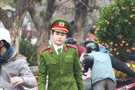 Học viên Phạm Ngọc Đức tham gia chốt tại chợ hoa trên đường Hoàng Quốc Việt