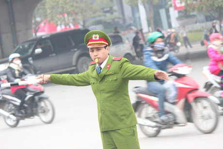 Học viên Tạ Quang Tân phân luồng taxi tại khu vực phía trước bến xe Mỹ Đình.