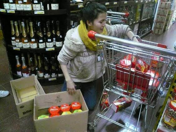 Sinh viên nghèo làm thêm dịp tết