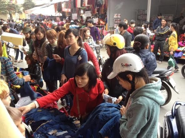 Tranh nhau mua quần áo hạ giá.