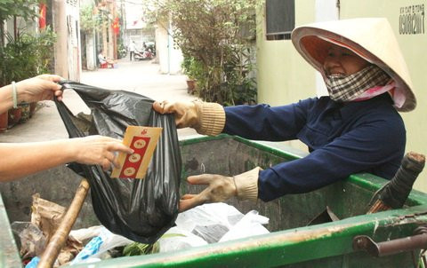  Cô công nhân Nguyễn Thị Thanh Phượng (tên thường gọi là Bi) với công việc dọn vệ sinh đường phố và thu gom rác hộ gia đình