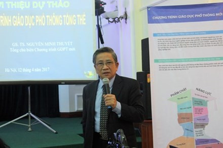 GS Nguyễn Minh Thuyết - Tổng Chủ biên Chương trình giáo dục phổ thông mới - trình bày dự thảo chương trình giáo dục phổ thông tổng thể tại buổi họp báo