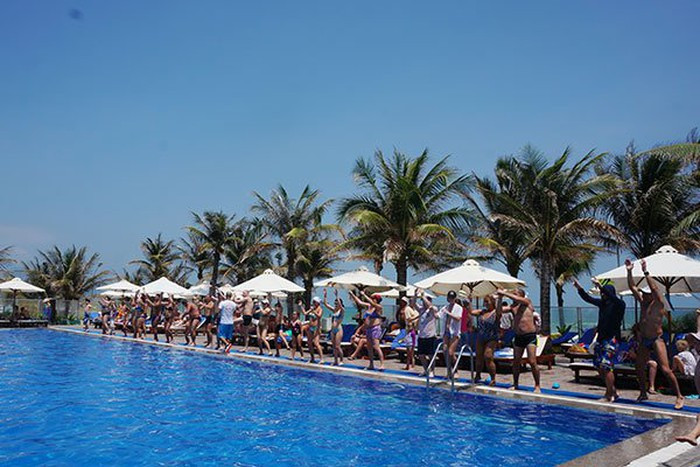 Khách quốc tế vui chơi tại một resort ở Cam Ranh. Ảnh: Đào Loan