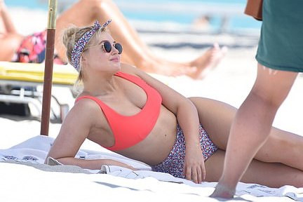 Hậu trường chụp bikini nóng bỏng của siêu mẫu ngoại cỡ Iskra Lawrence