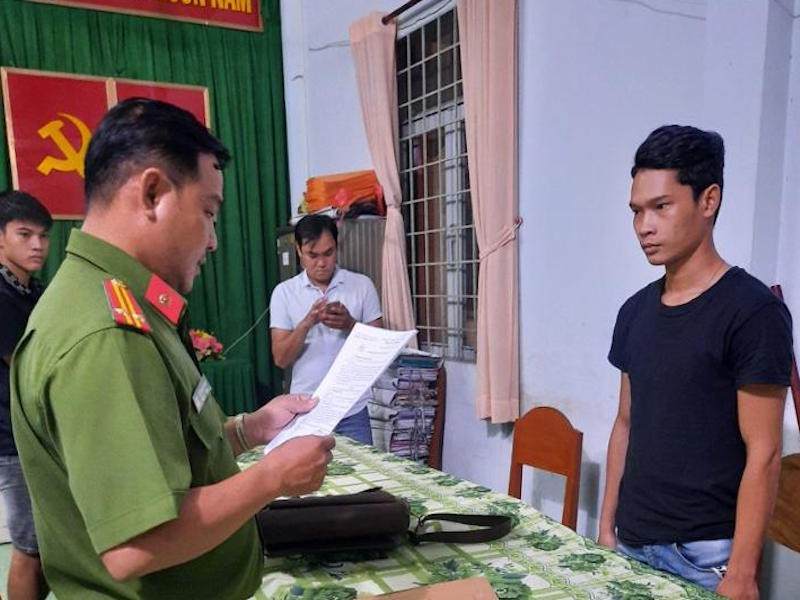 Công an đọc quyết định khởi tố bị can Phan Quốc Việt. Ảnh: CACC