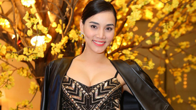 Trang Nhung phô ngực đầy, lấn lướt dàn mỹ nhân