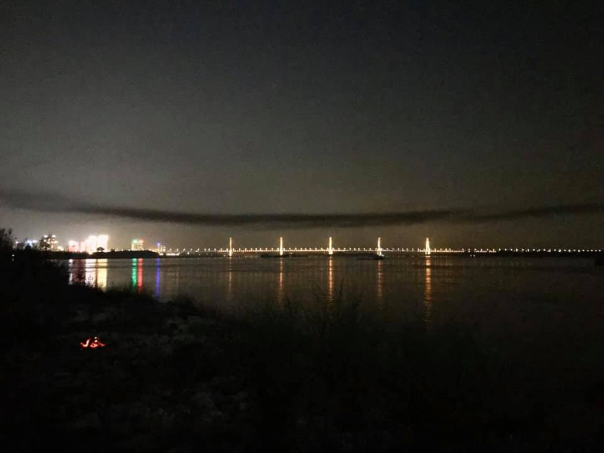 Những vệt đen ô nhiễm từ hàng chục xưởng sản xuất gỗ ép tại Đông Anh đang bao trùm cầu Nhật Tân