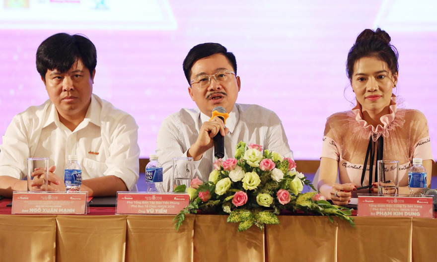 Nhà báo Vũ Tiến- Phó TBT Báo Tiền phong, Phó Trưởng ban tổ chức cuộc thi trả lời báo chí tại cuộc họp báo sáng nay.