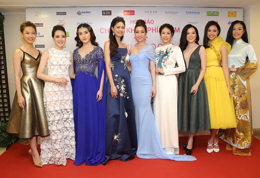 Các Hoa hậu, người đẹp đến dự họp báo sáng 12/56. Ảnh: Hồng Vĩnh.