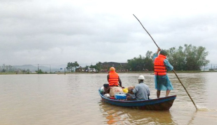 Lũ rút, hàng ngàn người dân vẫn bị cô lập