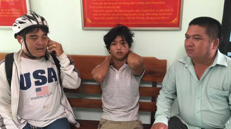 Ngẫu hứng, thanh niên châm lửa đốt chòi quán café lúc nửa đêm