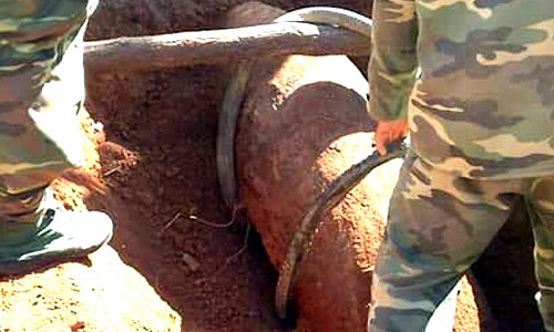 Quả bom được lực lượng công binh di dời. Ảnh: Xuân Thắng.