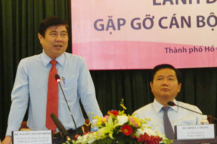 Bí thư Thành uỷ Đinh La Thăng và Chủ tịch UBND TPHCM Nguyễn Thành Phong chủ trì buổi gặp mặt và tặng quà cho các phụ nữ tiêu biểu.