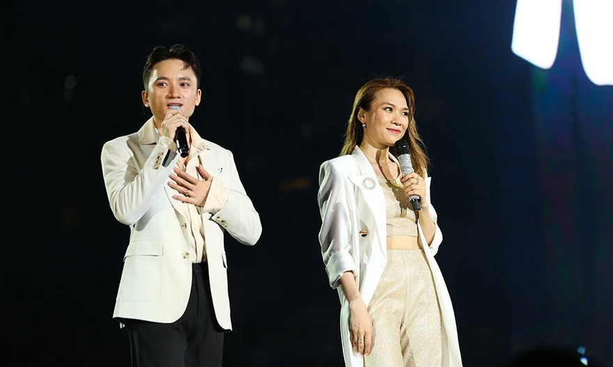 Vừa kết hôn, Phan Mạnh Quỳnh bị Mỹ Tâm ngượng ngùng giữ khoảng cách trong liveshow 