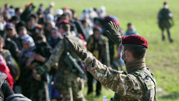 Dòng người di cư tiếp tục đổ về châu Âu. Ảnh: AP