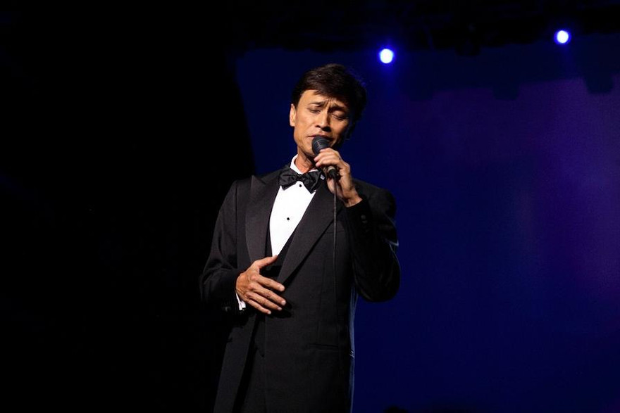 Danh ca Tuấn Ngọc.