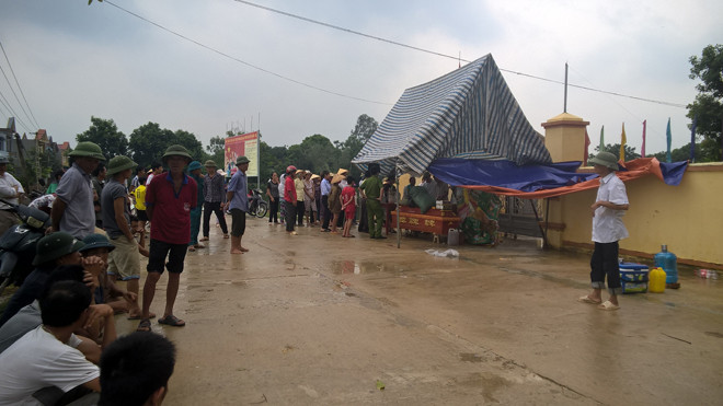 Quan tài, thi thể nạn nhân trước UBND xã Thiệu Phú sáng 10/9.