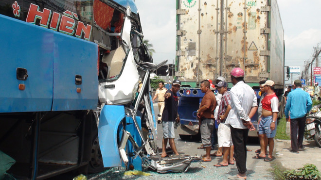 Tông xe liên hoàn khiến ít nhất 5 người nhập viện