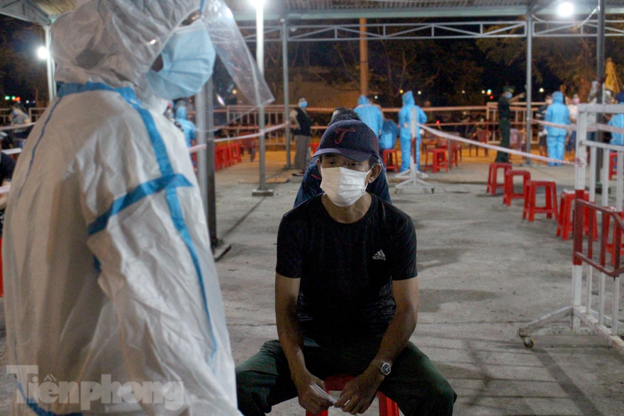 5 người Quảng Ngãi buôn bán ở cảng cá dương tính, Đà Nẵng lấy mẫu đột xuất trong đêm