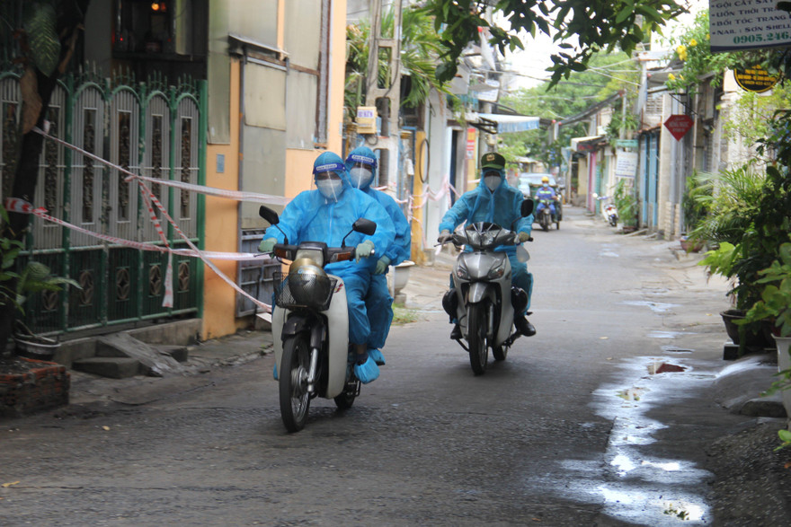 Đà Nẵng di dời cả trăm dân, Đà Lạt lái xe chưa tiêm vắc xin không được 'đi' hàng liên tỉnh