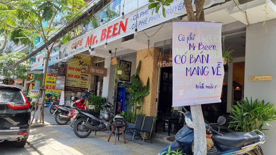 Hàng quán Đà Nẵng 'dọn sạch bách' bàn ghế, treo biển chỉ bán mang về