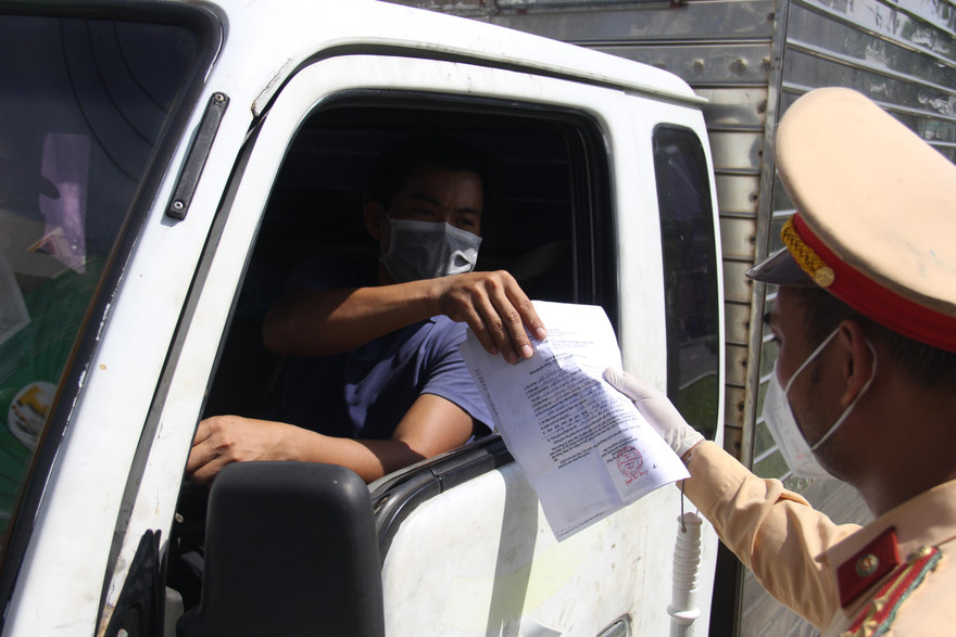 Ra ngoài không được phép phạt đến 10 triệu, trốn cách ly phạt đến 20 triệu đồng