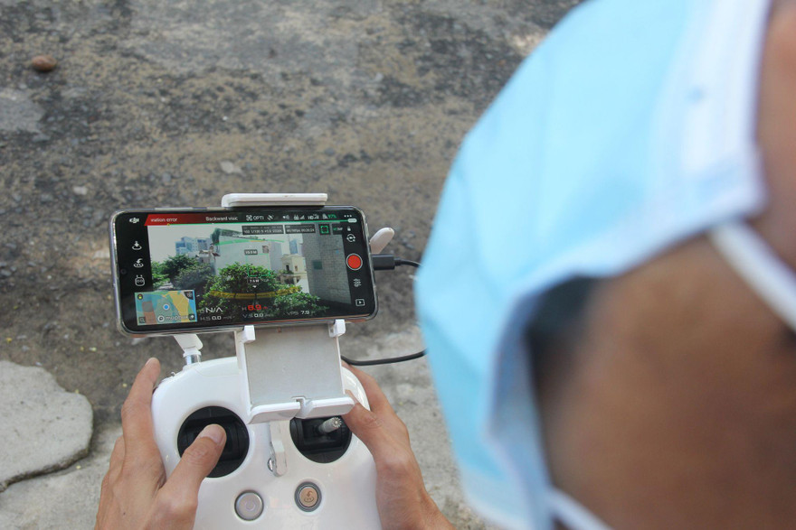 Vừa bước ra đường, flycam nhắc ra rả trên đầu “hãy quay về nhà”