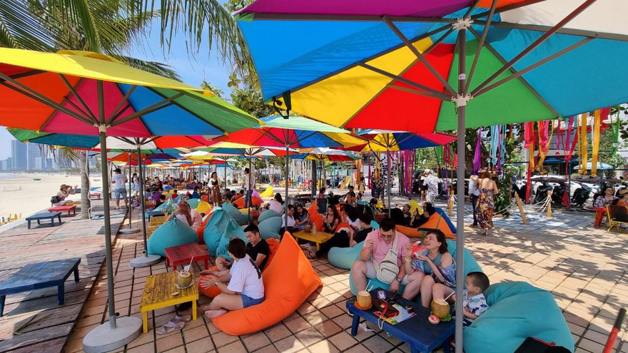 Người Đà Nẵng kéo nhau xuống biển, lên núi trốn nóng ngày lễ