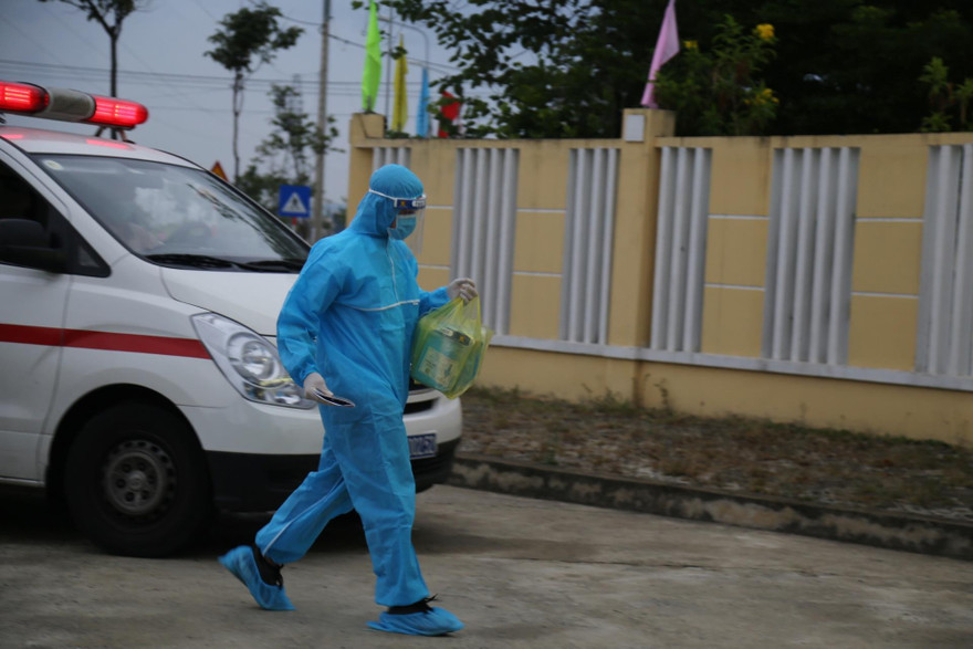 Thí sinh F Đà Nẵng đi xe cứu thương, trùm kín bảo hộ tới trường thi