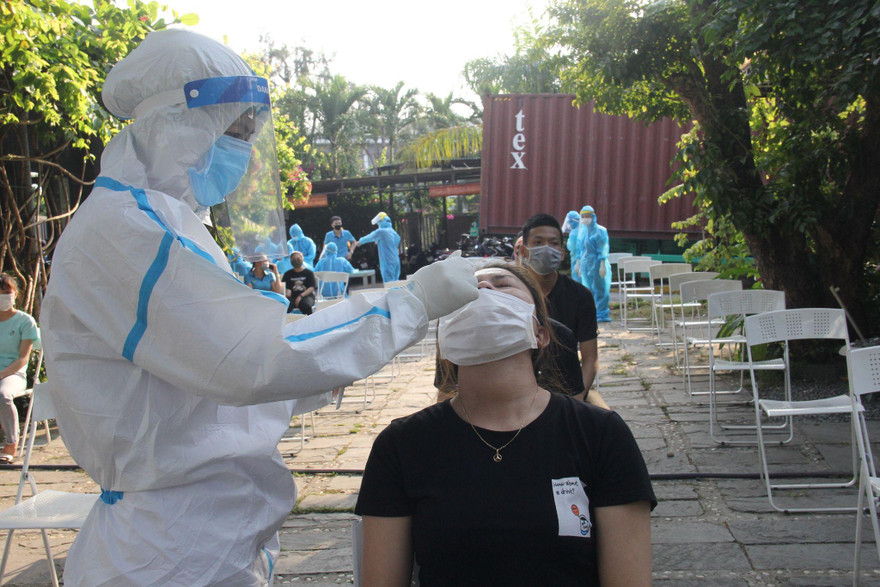 Đà Nẵng huy động hàng trăm nhân viên y tế lấy mẫu khẩn cho 8.000 người