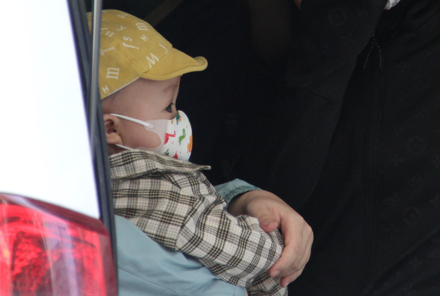 Xót thương những em bé F1 đi cách ly giữa trời đổ lửa