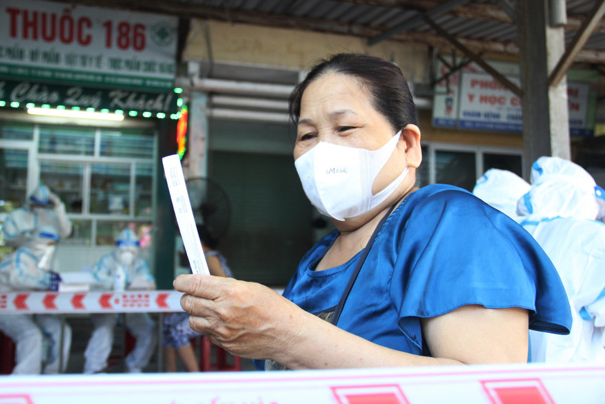 Xét nghiệm cả chợ vì nhân viên Chi cục thuế ở đối diện mắc COVID-19