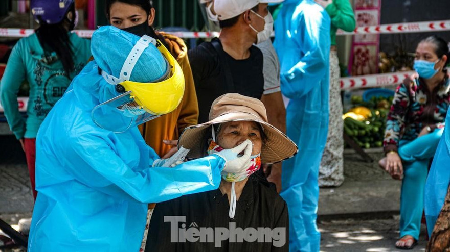 Nhân viên massage vào mua heo nhựa, Đà Nẵng xét nghiệm COVID-19 cả chợ