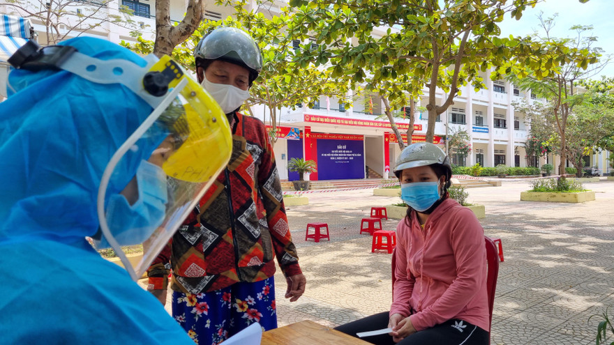 Nhân viên y tế trường học mắc COVID-19 chưa rõ nguồn lây