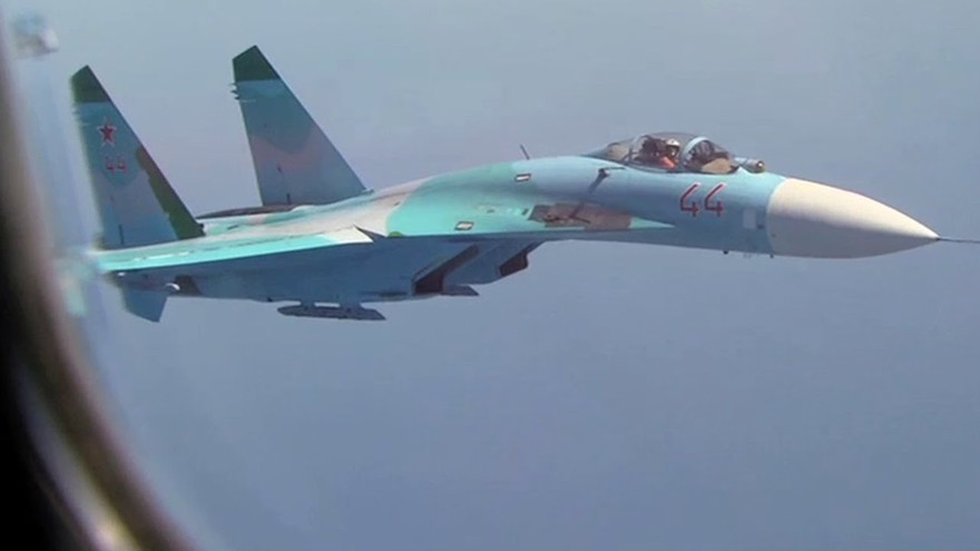 Xem ‘xe tăng bay’ Su-34 cận chiến tiêm kích Su-27