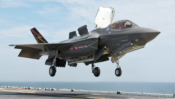 Tiêm kích đang năng F-35. Ảnh: Reuters