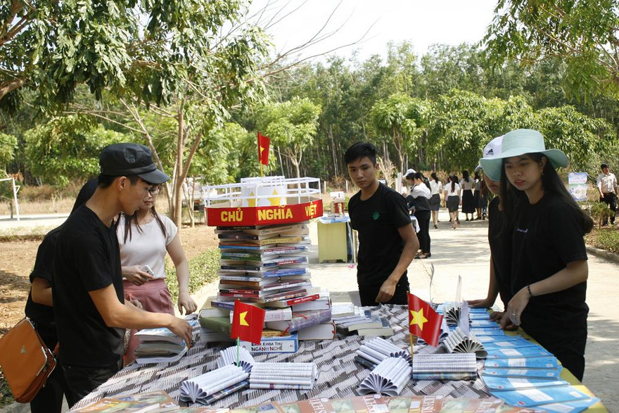 Các em tham gia xếp sách nghệ thuật.