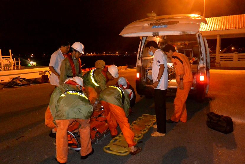 Nạn nhân Myanmar đã được đưa vào bờ và đang làm thủ tục đưa về nước. (Ảnh minh họa: Danang MRCC cung cấp).