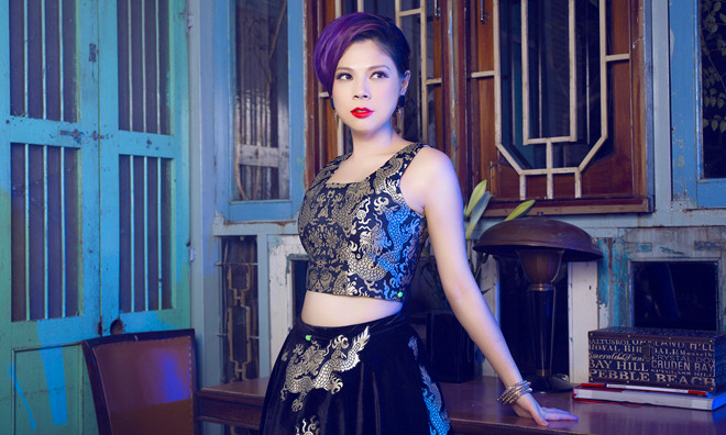 Thanh Thảo khoe eo thon gợi cảm.