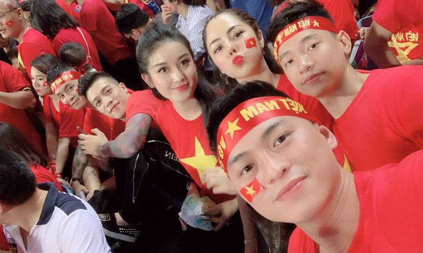 Á hậu Huyền My trên sân Mỹ Đình cổ vũ trận VIệt Nam - Philippines hôm 6/12.