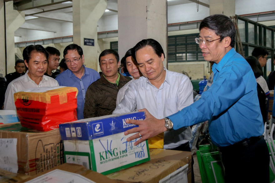 Bộ trưởng Phùng Xuân Nhạ đã có mặt động viên những người tham gia hỗ trợ hơn 22.000 bộ sách giáo khoa, cuốn vở viết được gửi về miền Trung
