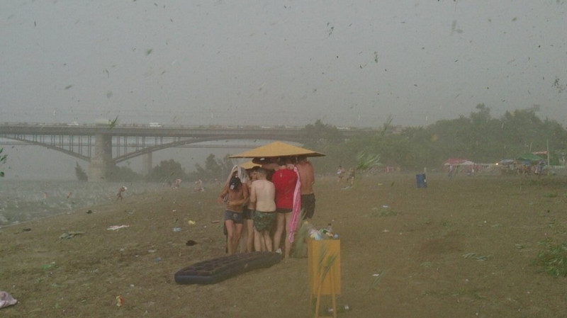 Cận cảnh trận mưa đá khiến du khách thất thần 