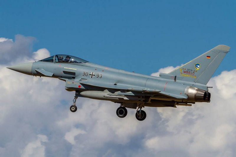 Ngôi vô địch World Cup của tuyển Đức lên... chiến đấu cơ