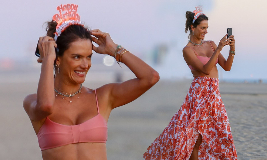 'Thiên thần' xứ Brazil nóng bỏng 'rực lửa' trên biển