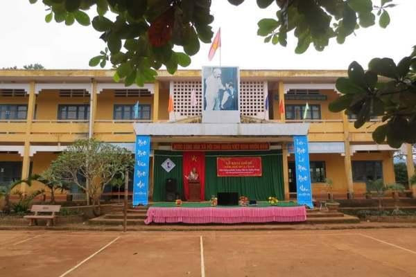 Trưởng Tiểu học Hướng Phùng (Quảng Trị)