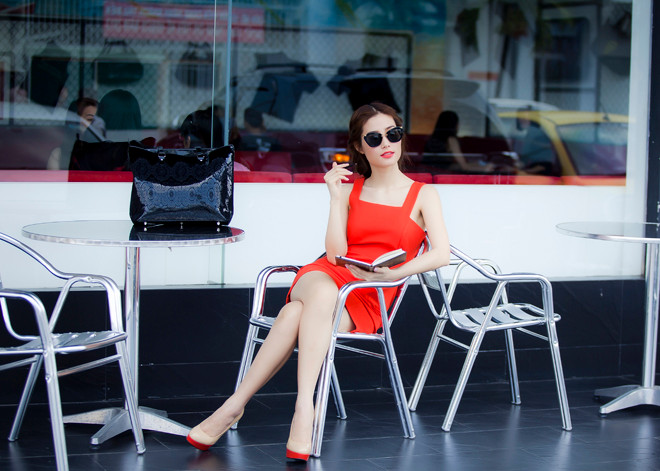 Diễm My 9X khoe dáng gợi cảm trên phố