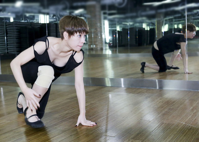 Trà My Idol băng bó đầu gối tập nhảy