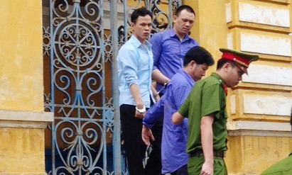 Trong số 32 bị cáo, chỉ có 3 bị cáo đang bị tạm giam, các bị cáo còn lại tại ngoại hầu tòa. Ảnh: Tân Châu.