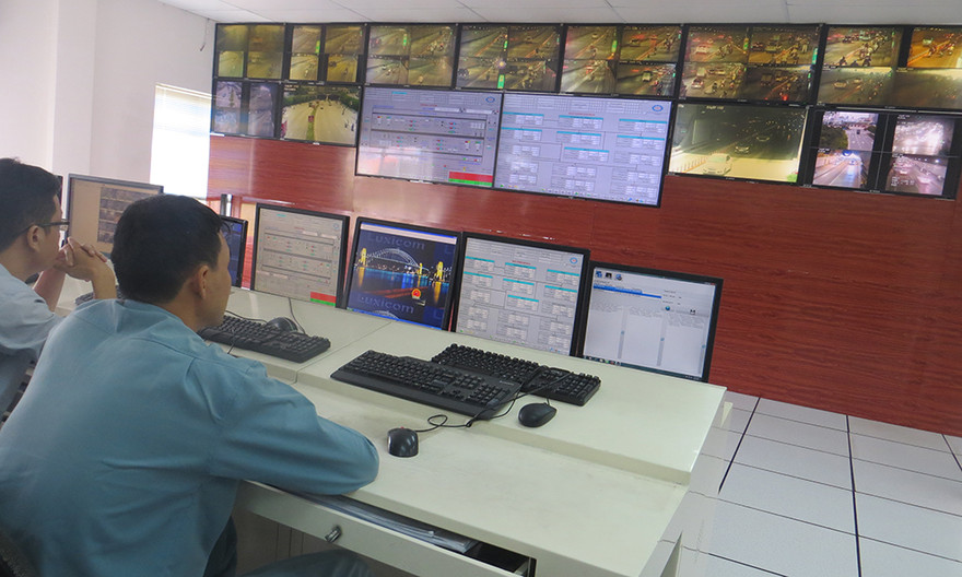 Theo dõi lưu lượng xe để điều tiết giao thông, tránh ùn tắc tại Ban quản lý hầm Thủ Thiêm.