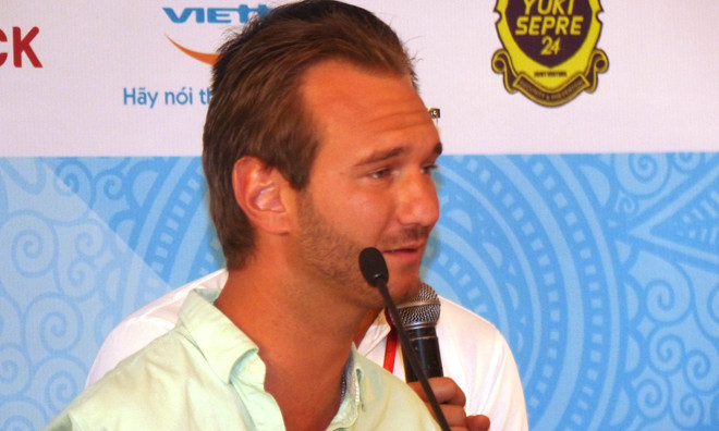 Nick trò chuyện tại cuộc gặp gỡ báo chí sáng nay.